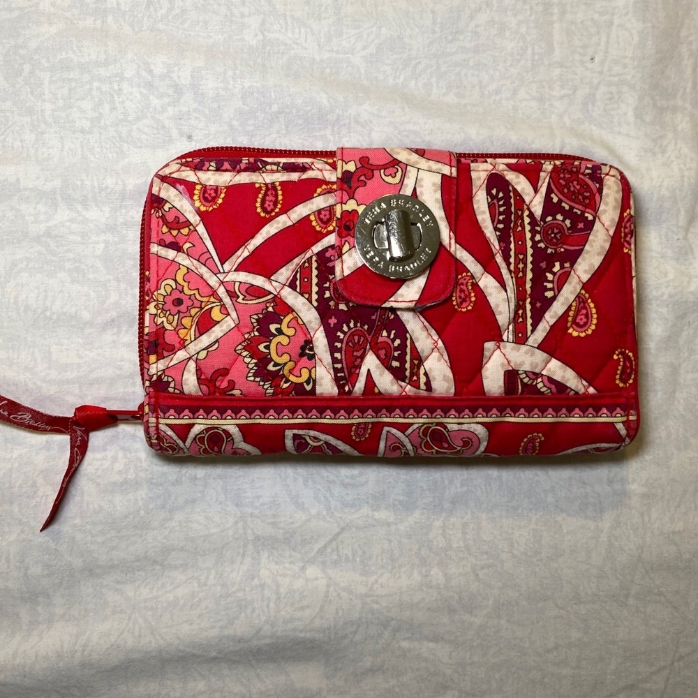 Vera Bradley Turn Lock Wallet Rosy Posies Retired Quilted Zip Around - Picture 1 of 7